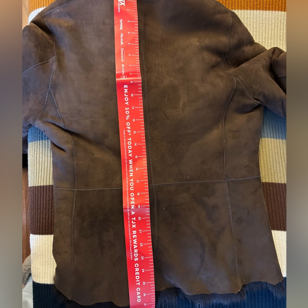 Elegant Dark Brown Women's Jacket Preowned
Pit to pit ~20in West ~19 Long ~27 - Picture 12 of 15